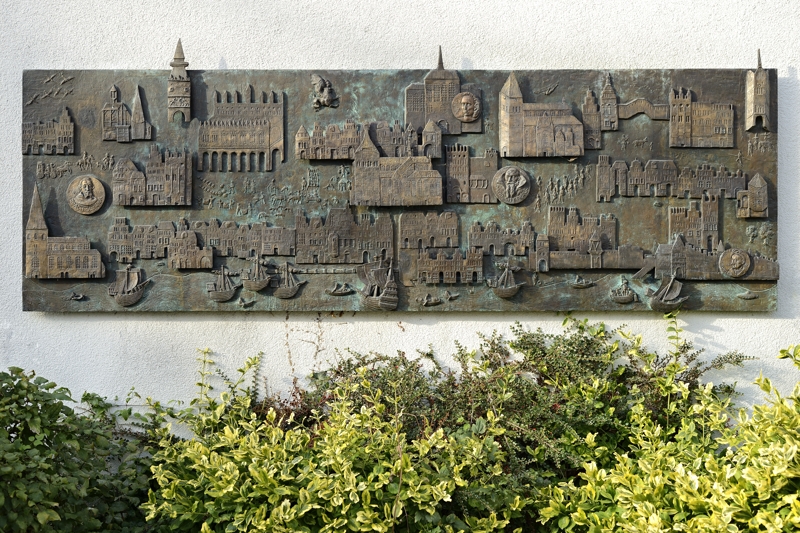 Pifrement-Bronzerelief Rostock